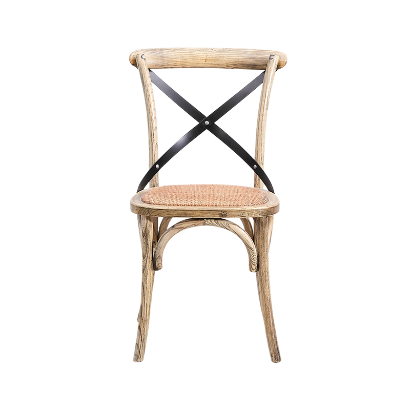 Esszimmerstuhl mit gekreuzter Rückenlehne und Rattanmatte